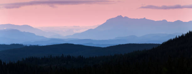 vista del monte washington al anochecer - mt washington fotografías e imágenes de stock