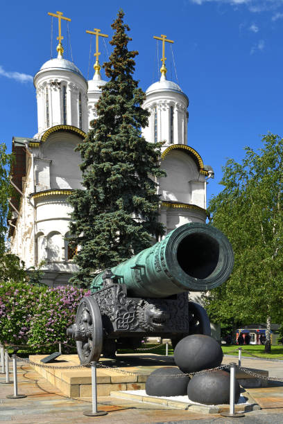 tsar cannon creato nel 1586. cremlino di mosca, russia. primavera - cave church foto e immagini stock