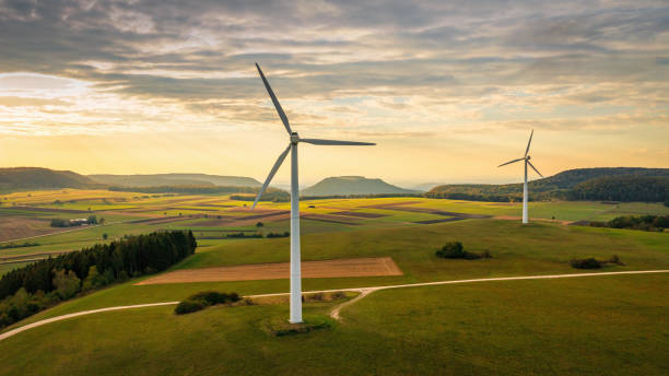 turbina eólica alternativa energia verde verão verão sunset panorama - montanhas suábias - fotografias e filmes do acervo