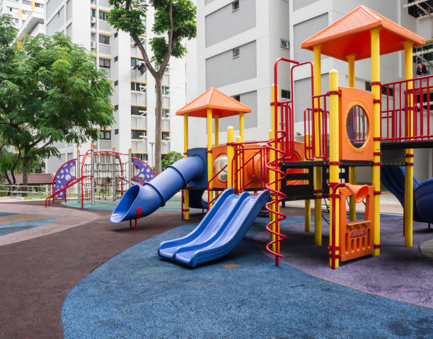 parco giochi pubblico per bambini in una moderna tenuta residenziale a singapore. - lo foto e immagini stock