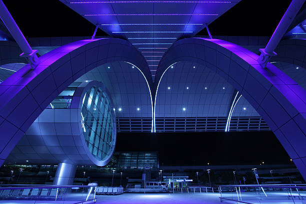 международный аэропорт дубая - dubai airport international landmark night стоковые фото и изображения