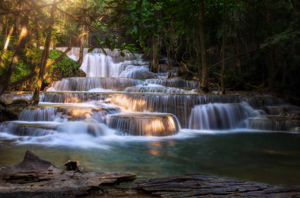 la cascade de huay mae khamin est si belle en thaïlande que c’est le parc national de huay mae khamin, province de kanchanaburi, thaïlande - national park kanchanaburi province thailand waterfall photos et images de collection