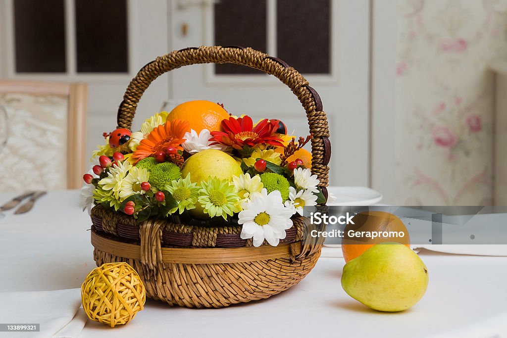 Korb mit Obst und Blumen - Lizenzfrei Apfel Stock-Foto