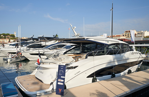 The new V class with a main deck designed to enjoy a true open-boating with a sleek design and an aft sunbathing area.