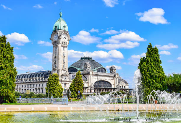 juillet campagna e stazione ferroviaria con la sua bella torre dell'orologio a limoges, francia - andres foto e immagini stock