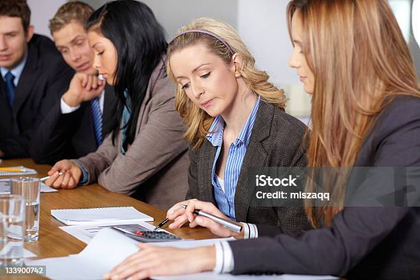 Squadra Di 5 Persone Di Business Lavorare Su Alcuni Calcoli - Fotografie stock e altre immagini di Abbigliamento da lavoro