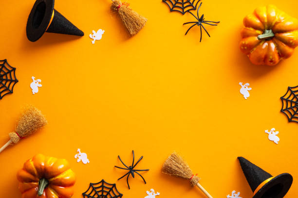Happy Halloween banner design. Halloween decorations, pumpkins, ghosts, witches hats, brooms on orange background. Halloween party greeting card mockup with copy space. Flat lay, top view. feliz diseño de banner de halloween. decoraciones de halloween, calabazas, fantasmas, sombreros de brujas, escobas sobre fondo naranja. maqueta de tarjeta de felicitación de la fiesta de halloween con espacio de copia. plano lay, vista superior.