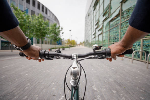 ponto de vista de um empresário pedalando para o trabalho - personal perspective - fotografias e filmes do acervo