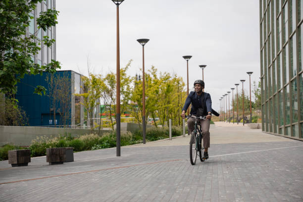 pendler geschäftsmann mit dem fahrrad zur arbeit - short cycle stock-fotos und bilder