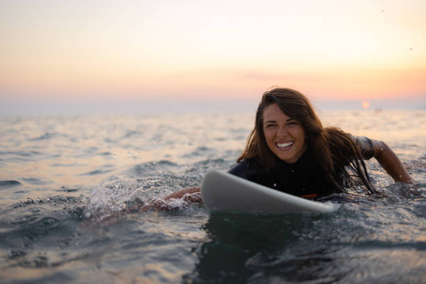 szczęśliwe kaukaskie kobiety surfujące podczas wakacji - co surfing zdjęcia i obrazy z banku zdjęć