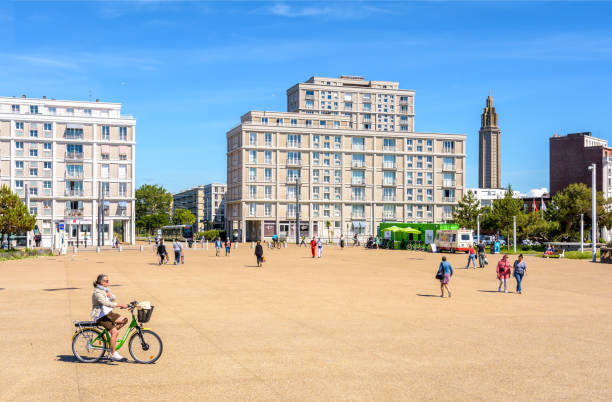 der gebäudekomplex "porte oceane" und die kirche st. joseph in le havre, frankreich. - west facade stock-fotos und bilder