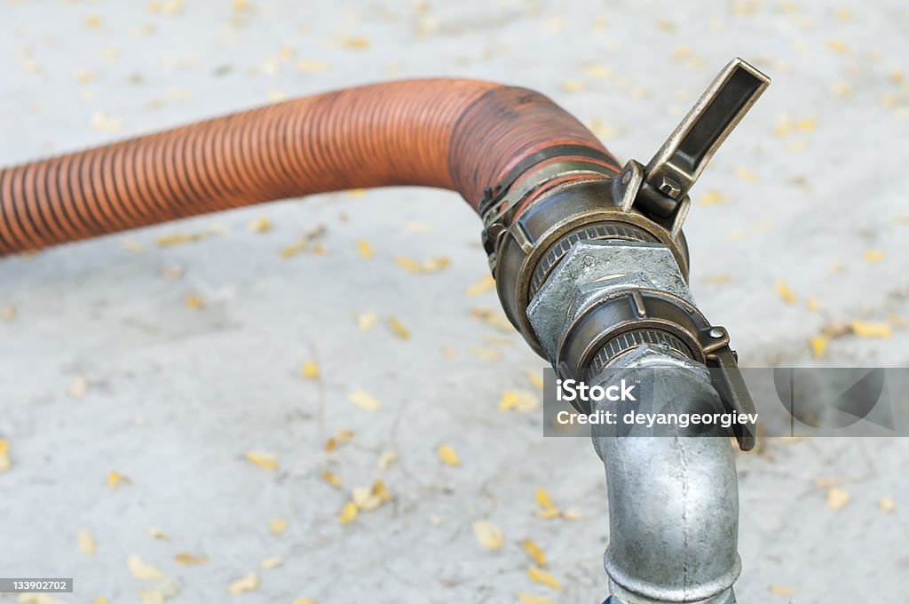 Camión mangueras para la estación de combustible, bombas y cilindros de aceite - Foto de stock de Combustible fósil libre de derechos