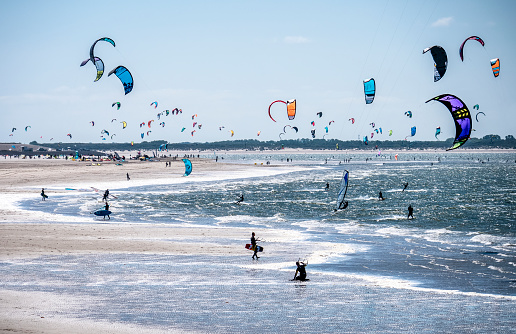 Kitesurfen bij de Brouwersdam in de Nederlandse provincie Zeeland. Kitesurfen is een variant van het windsurfen. Door het lifteffect van de vlieger kunnen kitesurfers hoog en ver springen