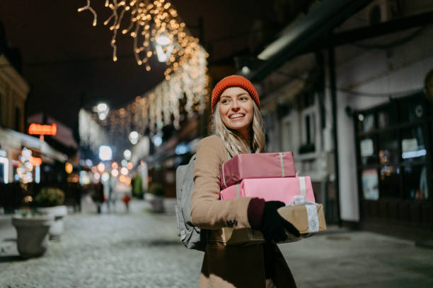 gioia di acquistare regali di natale - christmas shopping foto e immagini stock