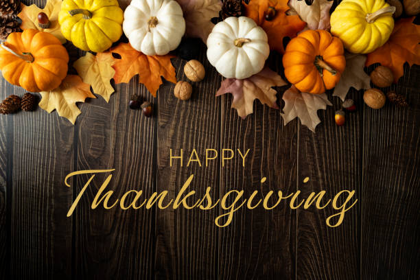 joyeux jour de thanksgiving avec citrouille et noix sur une table en bois - color image thanksgiving photography harvest festival photos et images de collection