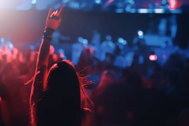 콘서트 파티를 즐기는 여성 - popular music concert crowd nightclub stage 뉴스 사진 이미지