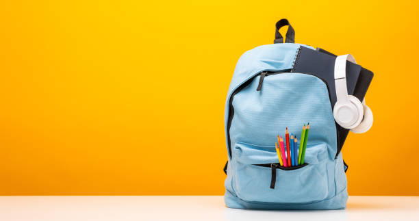 вернемся к школьному прошлому. канцелярские принадлежности в школь�ной сумке. образование по дизайну баннера на желтом фоне. - photo hardware стоковые фото и изображения