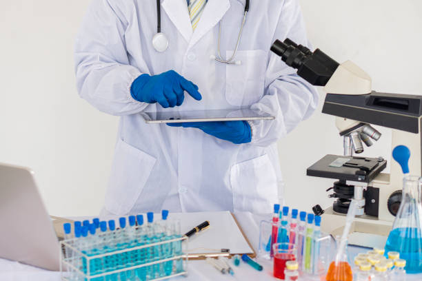 Professional health care researcher working in medical science lab technology drug experiment chemistry lab for hospital corona virus drug making concept. investigador profesional de atención médica que trabaja en el laboratorio de laboratorio de tecnología de ciencias médicas laboratorio de química de medicamentos para el concepto de fabricación de medicamentos de virus corona hospitalario.