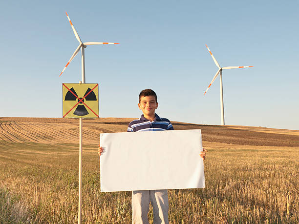 criança contra a energia nuclear, espaço para texto. - nuclear power station nuclear energy child nuclear reactor - fotografias e filmes do acervo