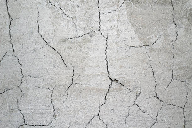 cemento incrinato dopo l'essiccazione . - crevice foto e immagini stock