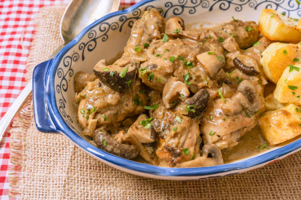 vista aerea di una fontana di campagna con piedi di pollo con salsa di funghi e funghi e patate. - mustard sauce foto e immagini stock