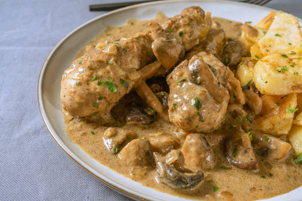 высокий вид тарелки грибной курицы с жареным картофелем. куриные ножки и сливочный соус. - mustard sauce стоковые фото и изображения
