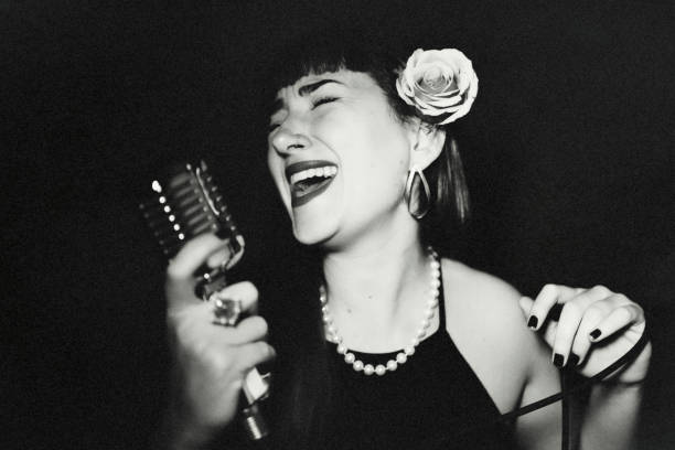 istock The singer of the night! 1339084976