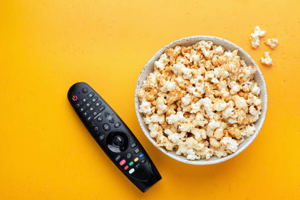 ポップコーンとテレビのリモコンのボウル - popcorn snack bowl corn ストックフォトと画像