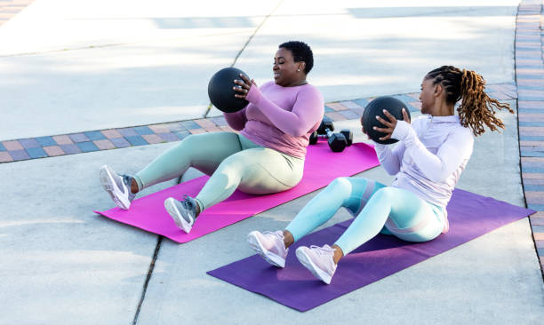 kuvapankkikuvat ja rojaltivapaat kuvat aiheesta kaksi afroamerikkalaista naista harjoittelee lääkepallon kanssa - medicine ball