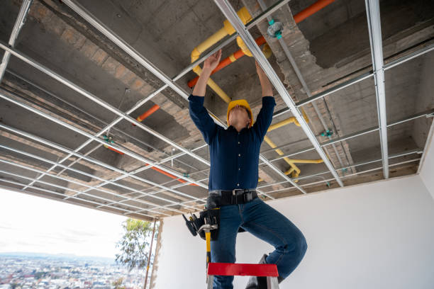 bauunternehmer überprüft die rohre auf einer baustelle - installateur stock-fotos und bilder