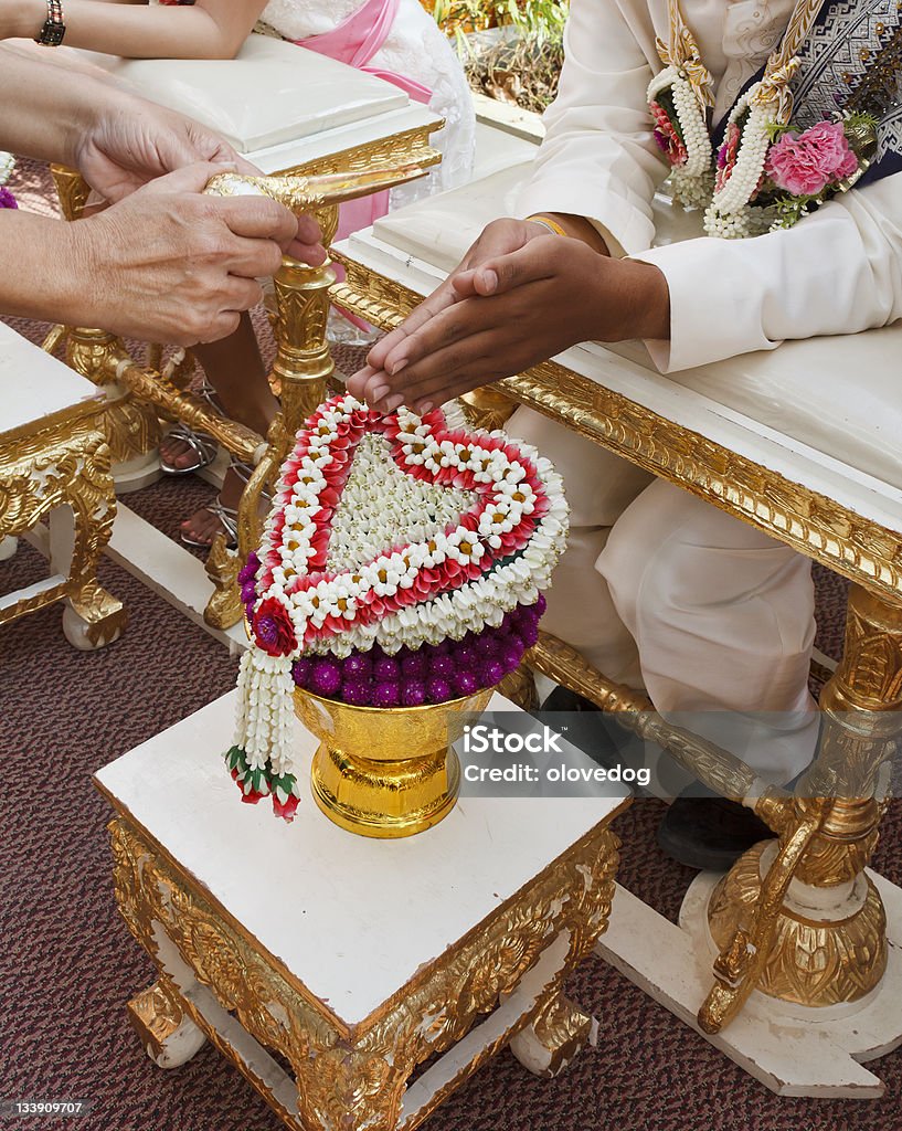 Colmadas de agua en el Thai ceremonia de bodas - Foto de stock de Amor - Sentimiento libre de derechos