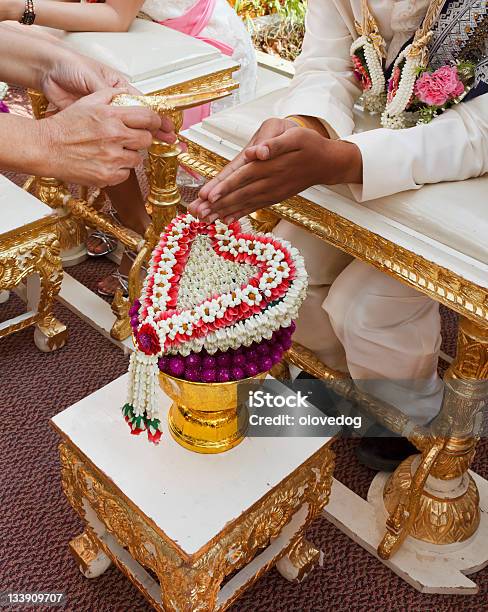 Colmadas De Agua En El Thai Ceremonia De Bodas Foto de stock y más banco de imágenes de Amor - Sentimiento - Amor - Sentimiento, Arreglo floral, Asia