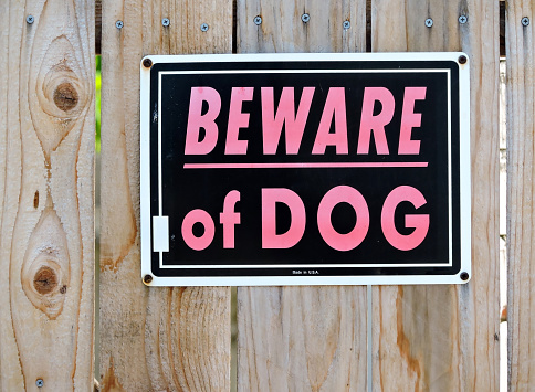 Cuidado con el signo del perro photo