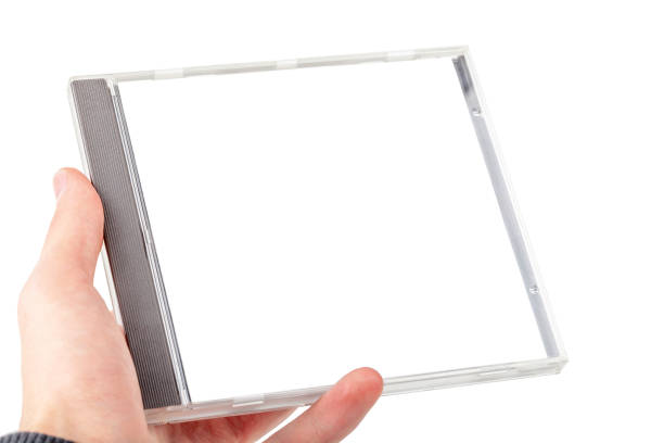 homem segurando um cd vazio em branco ou recipiente de disco de dvd em mãos isolado em fundo branco, cortado. lugar para a própria foto de capa do álbum de música, modelo simples de abertura de imagem de cobertura criativa, mockup - cd cd rom dvd technology - fotografias e filmes do acervo