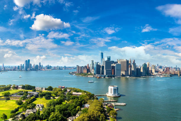 вид с воздуха на манхэттен в нью-йорке - skyline new york city manhattan cityscape стоковые фото и изображения