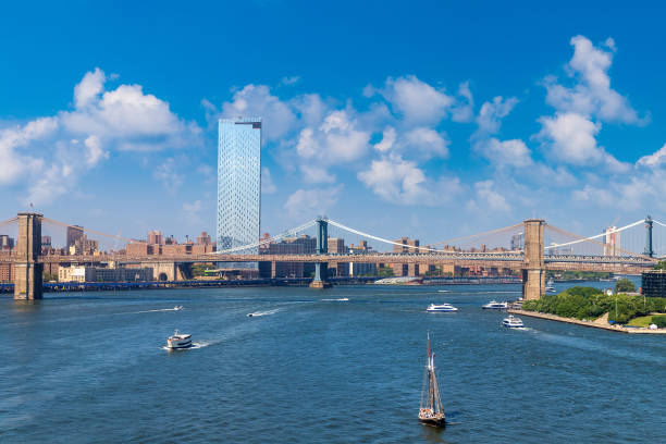 puente de brooklyn y puente de manhattan - brooklyn bridge new york city angle brooklyn fotografías e imágenes de stock