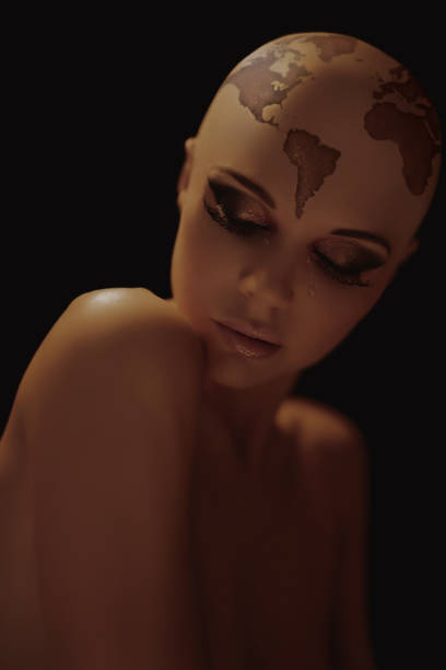 retrato de una mujer calva con el mapa del mundo en la cabeza, derramando lágrimas - women tattoo naked sadness fotografías e imágenes de stock