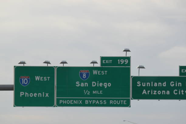 Dirigindo para oeste na Interstate 10 no Arizona - foto de acervo
