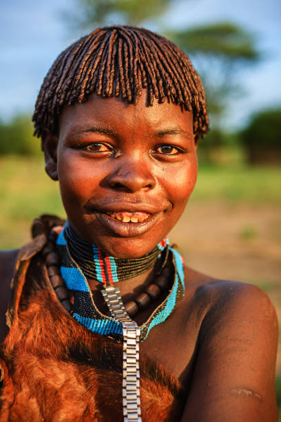 frau aus dem stamm der samai, äthiopien, afrika - hamer woman stock-fotos und bilder