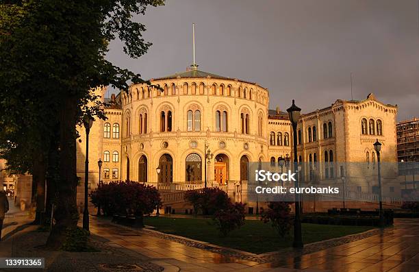 Stortinget W Zmierzch - zdjęcia stockowe i więcej obrazów Oslo - Oslo, Budynek parlamentu, Norwegia