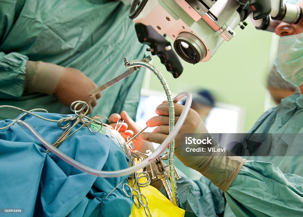 Cirurgiões desempenho processo cirúrgica - Foto de stock de Cirurgia Cerebral royalty-free
