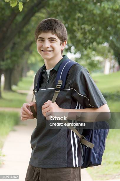 행복함 Teen 학생 14-15 살에 대한 스톡 사진 및 기타 이미지 - 14-15 살, 가로수, 남성