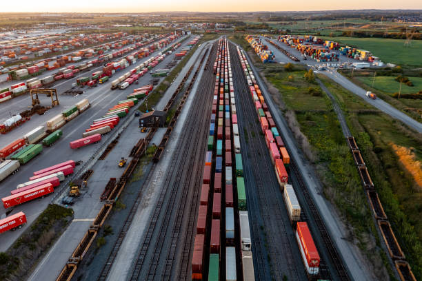 canadian pacific railway vaughan intermodal terminal w, kleinburg, kanada - helicopter air vehicle business cargo container zdjęcia i obrazy z banku zdjęć