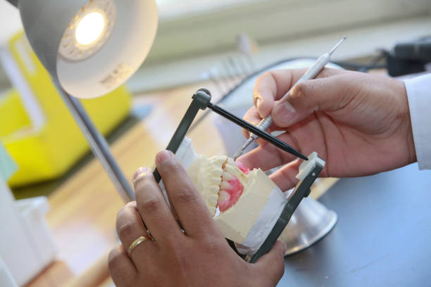 technik dentystyczny pracujący z protezami zębowymi - dental hygiene laboratory dental equipment technician zdjęcia i obrazy z banku zdjęć