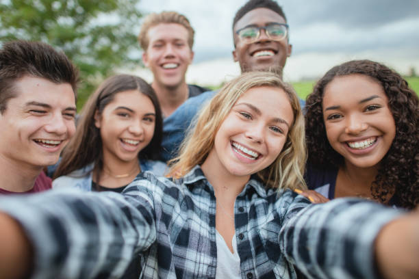 wielorasowa grupa nastolatków robiących selfie - high school student group of people smiling african ethnicity zdjęcia i obrazy z banku zdjęć