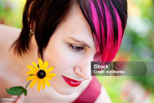 Punk Modell Mit Blume Stockfoto und mehr Bilder von Blume - Blume, Blumenbeet, Eine Frau allein