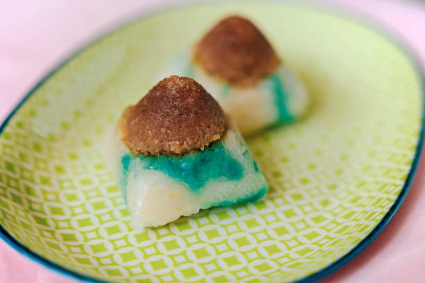 I have been exploring the Malay dessert recently. I bought the Pulut Inti because it includes blue pea. Look at the impressive blue at the lower half. Blue coloured food is quite impressive.