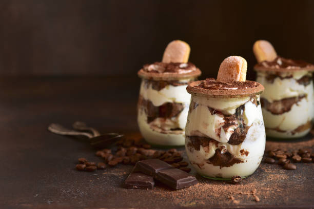 delizioso tiramisù da dessert italiano in barattolo - tiramisu trifle italian culture dessert foto e immagini stock