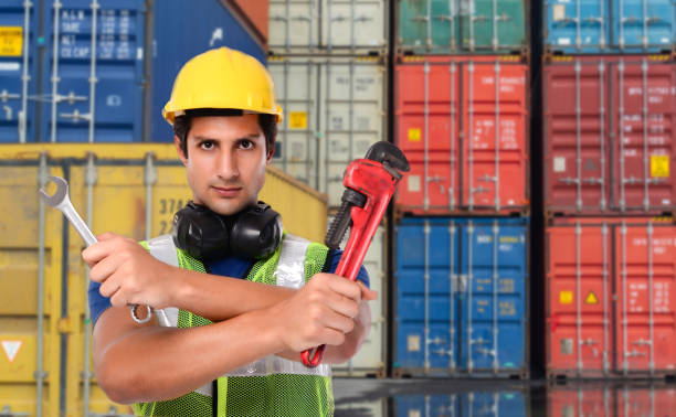 trabalhador do homem trabalhando verificando no porto de carga de contêineres para carregar contêineres. docas do sexo masculino e feminino empresa logística importação de transporte de exportação. - industrial ship dock worker engineer harbor - fotografias e filmes do acervo