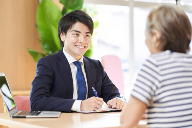 istock Professionals who give advice on inheritance to the elderly 1339197461